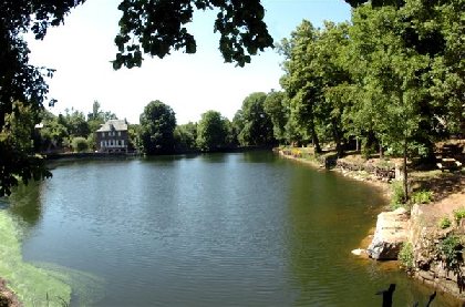 Etang aménagé situé devant l'hôtel, OFFICE DE TOURISME DE PARELOUP LEVEZOU