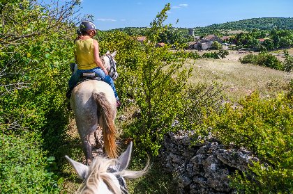 Domaine de Gaillac - balades à cheval, ©V. Govignon - OT Larzac et Vallées