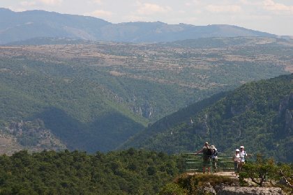 Randonnée pédestre avec vue sur le Larzac, Parc de Loisirs de Montpellier-le-Vieux - Randonnée pédestre