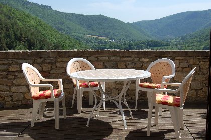 Terrasse du gîte Lou Clapas avec vue sur la vallée de la Dourbie, Caroline Wittwer