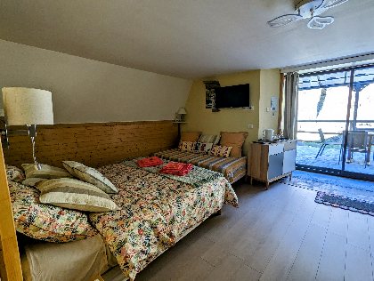 Chambre Été entrée jardin, et terrasse privée, Michel Guichard - Le Lépadou Bas