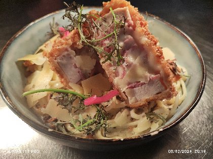 Les Colonnes, Les Colonnes 