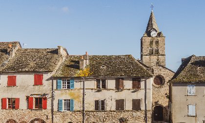 Sauveterre de Rouergue - place des Arcades et vue sur le clocher, OT Pays Ségali Salomé Monceaux