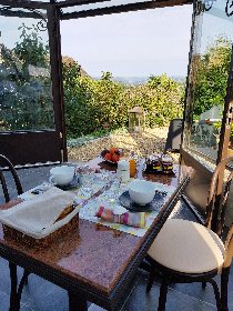 Les Hôtes du Lac, Les Hôtes du Lac