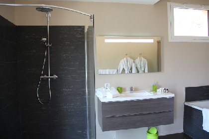 SALLE DE BAIN SUITE PARENTALE VILLA GORGES DU TARN, OFFICE DE TOURISME DE MILLAU