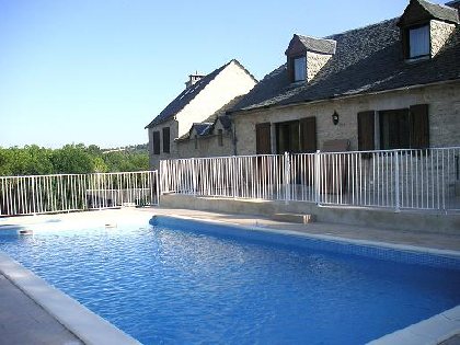 Piscine du gite de la Cazelle, OFFICE DE TOURISME INTERCANTONAL SAINT GENIEZ  / CAMPAGNAC