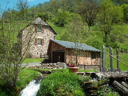 Le gîte, le garage et la cascade du moulin, Le gîte du Moulin de la Germanie -Jean-Claude Balitrand