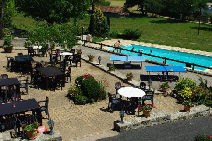 Auberge Fleurie - terrasse face à piscine, Bookings.com