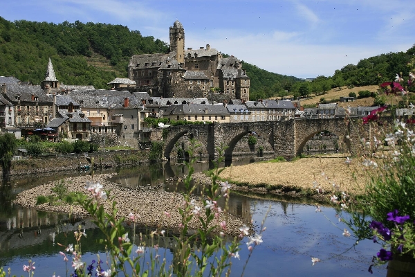 Pont gothique sur le Lot et Château d'Estaing