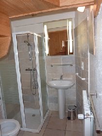 La salle d'eau au rez-de-chaussée, douche, w.c. lave-linge, Domaine de Bellevue - Alain Prieur