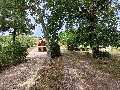 A l'arrivée, notre maison est à droite, la salle de ping-pong à gauche. La contourner par la gauche pour arriver au gîte, Domaine de Bellevue - Alain Prieur