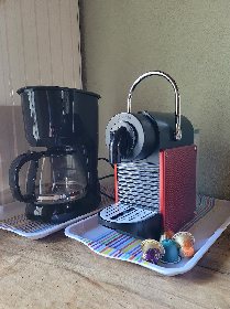 Les deux cafetières : classique et à dosettes, Domaine de Bellevue - Alain Prieur