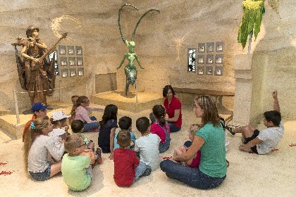 MICROPOLIS LA CITÉ DES INSECTES (groupes d'enfants salle être insecte), MICROPOLIS LA CITÉ DES INSECTES