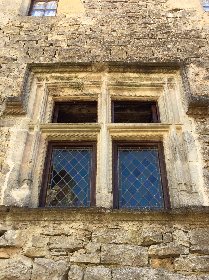 Fenêtre à meneaux ornant le Grenier de la Rente, 
