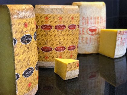 Le fromage Laguiole AOP ; coupe traditionnelle au Magasin, Coopérative Jeune Montagne
