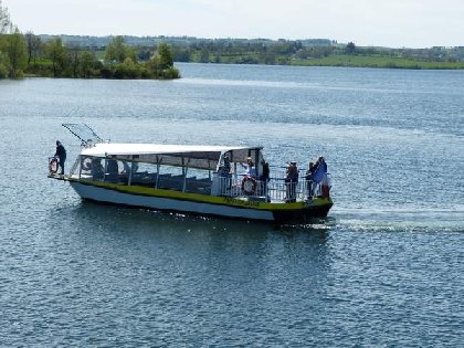 Bateau-promenade Le Papillon Jaune sur le lac de Pareloup, OFFICE DE TOURISME DE PARELOUP LEVEZOU