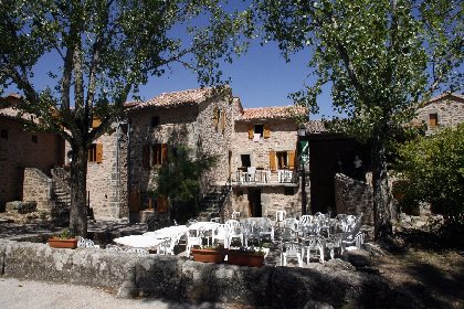 Le Hameau de Moulès (groupes) : place du village, Le Hameau de Moulès