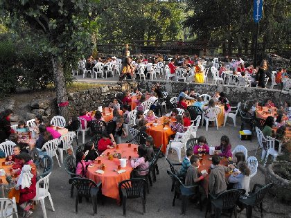 Le Hameau de Moulès (groupes) : place du village, Le Hameau de Moulès