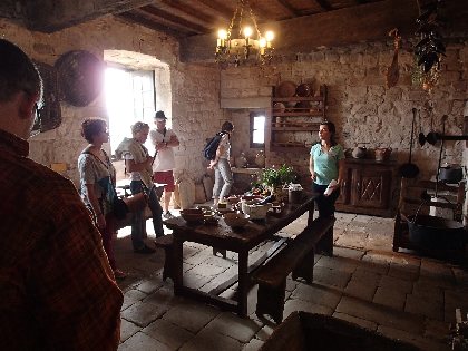 visite de la cuisine, château de Montaigut