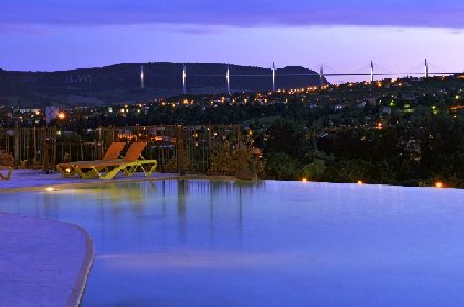 Depuis la piscine, vue sur le viaduc, Domaine de Saint Estève