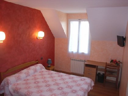 HOTEL CHEZ GAUBERT chambre (groupes), OFFICE DE TOURISME DE PARELOUP LEVEZOU