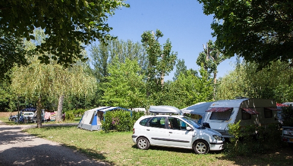 Camping les 2 Vallees emplacement nant aveyron occitanie france