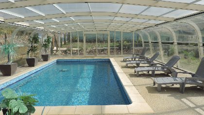 La piscine chauffée et couverte, Le Mas de Cascabel