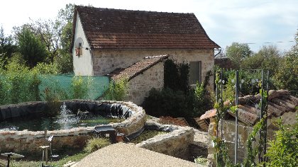Gîte, extérieur vu de la piscine, Le Mas de Cascabel