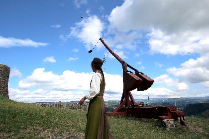 Tir du trébuchet, Château de Calmont d'Olt, © Château de Calmont d'Olt
