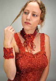 Ensemble bijoux textiles FRAGMENTS et bustier plissé, Atelier du Réquista