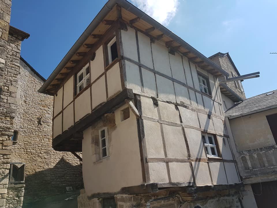 The oldest house in France has been standing there since 1478 : r/pics