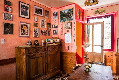 Voyages, lecture, jeux dans la salle commune, 