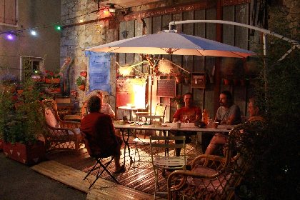 La terrasse le soir : tranquille et agréable , Gîte La Jeanne