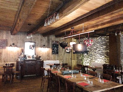 Salle - table familiale, OT Estaing