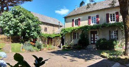 Petit coin zen à l'avant du gîte, sous le tilleul, pour écouter et observer les oiseaux chanter, les abeilles et les bourdons butiner les fleurs... , Gîte Sous les deux arbres