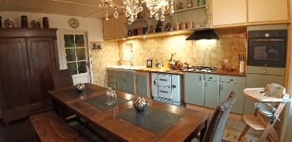 Salle à manger et cuisine équipée au rez-de-chaussée., Gîte Sous les deux arbres