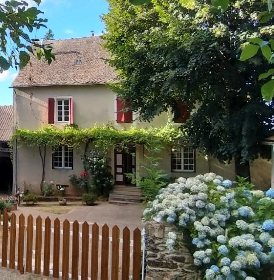 La cour avant du gîte, Propriétaire gîte Sous les deux arbres