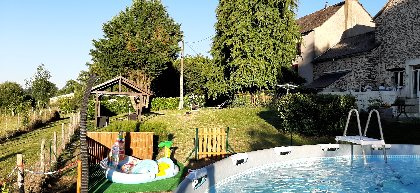Les plus petits ne sont pas oubliés... une pataugeoire pour s'amuser à côté des plus grands !, Gîte Sous les deux arbres