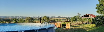 Autre angle de vue du jardin et du paysage, Gîte Sous les deux arbres