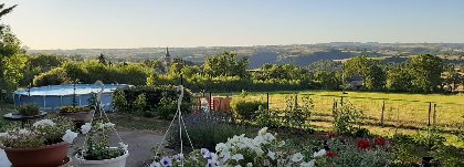 Piscine, jardin et vue (partielle) du panorama, Gîte Sous les deux arbres