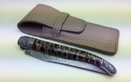 Le Joaillier du Couteau Estaing - Création couteau Laguiole lame damas- molaire de mammouth - ciselé au burin cheuvreuil, Christophe LACAZE - Le Joaillier du Couteau Estaing