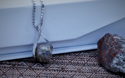 Le Joaillier du Couteau Estaing - Création pendentif femme argent massif os de dinosaure fossile, Christophe LACAZE - Le Joaillier du Couteau Estaing