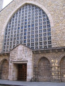 Tympan de la Chapelle Sainte Emilie de Rodat, Chapelle Sainte Emilie de Rodat