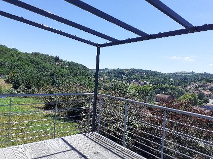 Terrasse avec vue sur Cransac , couverte par un auvent l'été , Anaïs Alcouffe