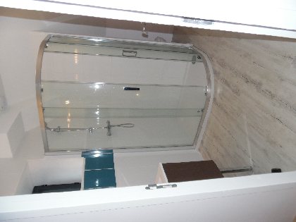 Salle de bain avec douche, lavabo et wc située à coté des chambres , 