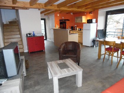 Pièce à vivre et cuisine entièrement équipées, salle de bain et wc indépendant au niveau de l'entrée, 