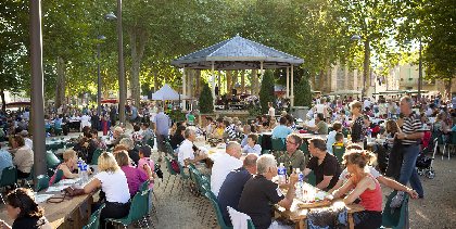 Marché nocturne autour du kiosque du Parc du Saint-Jean, Ville de Villefranche de Rouergue