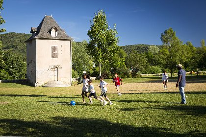 Espace de jeux et de détente devant le pigeonnier du théâtre de verdure, Ciel Bleu
