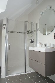 Salle d'eau chambre 2 à 4 personnes, OFFICE DE TOURISME DE PARELOUP LEVEZOU