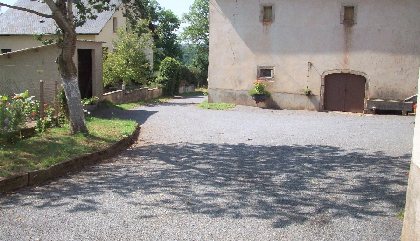 Cour maison Carrière Mérican Pont de Salars, mme Carrière